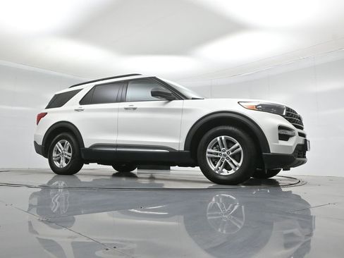 Certified 2021 Ford Explorer XLT image 3