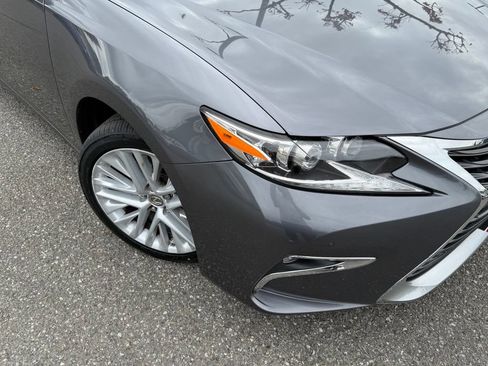 Used 2017 Lexus ES 350 w/ Luxury Package FWD image 2