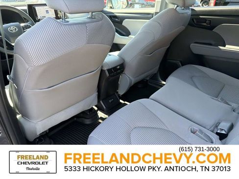 Used 2024 Toyota Highlander LE AWD/4WD image 18