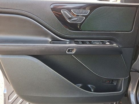 Used 2023 Lincoln Aviator Standard w/ Premium Package image 13