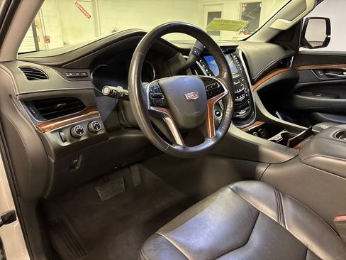 Used 2020 Cadillac Escalade Premium Luxury AWD/4WD image 32