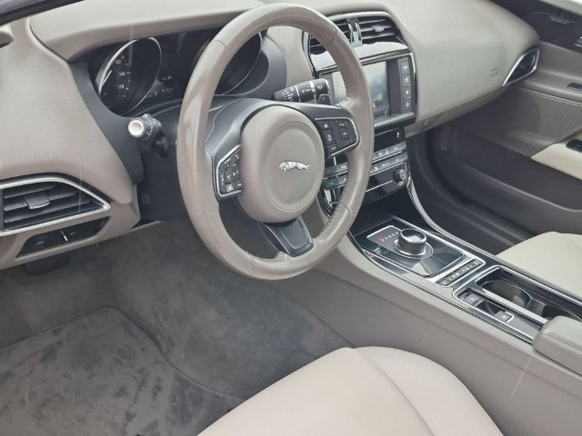 Used 2018 Jaguar XE Premium AWD/4WD image 11