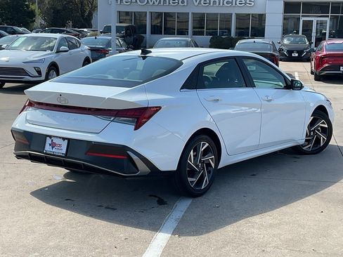Used 2025 Hyundai Elantra SEL image 5