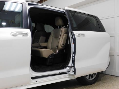 Used 2021 Toyota Sienna XLE image 65