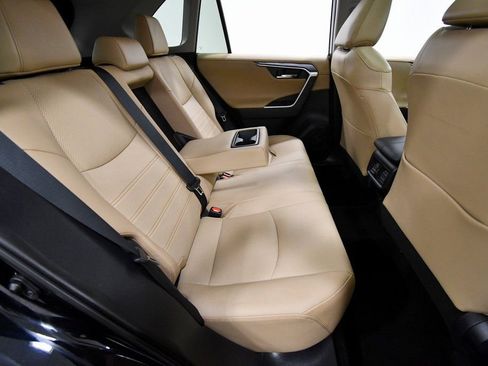 Used 2019 Toyota RAV4 Limited image 18