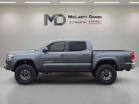 Used 2017 Toyota Tacoma 4x4 Double Cab image 3