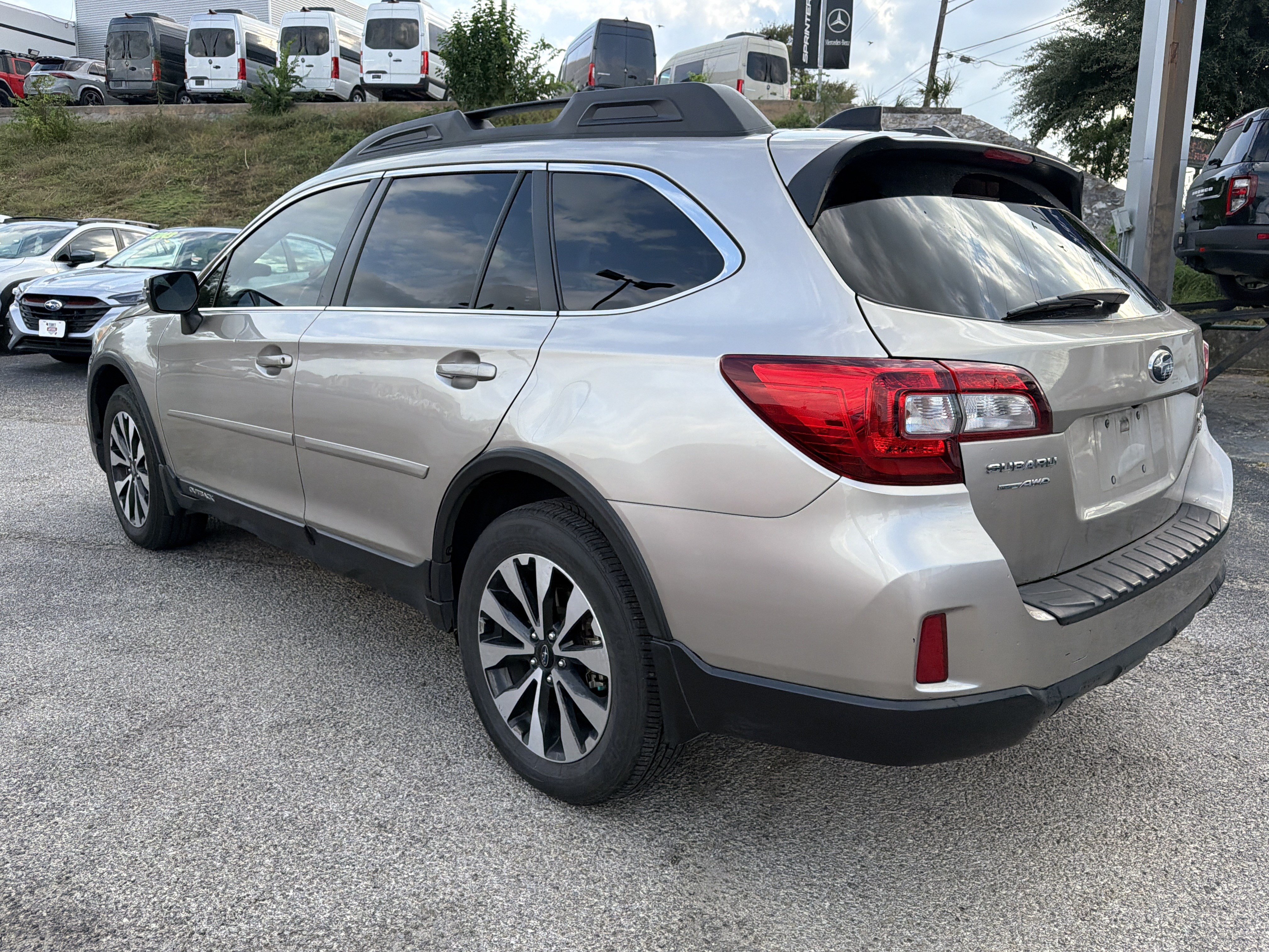 Used 2016 Subaru Outback 3.6R Limited AWD/4WD image 5