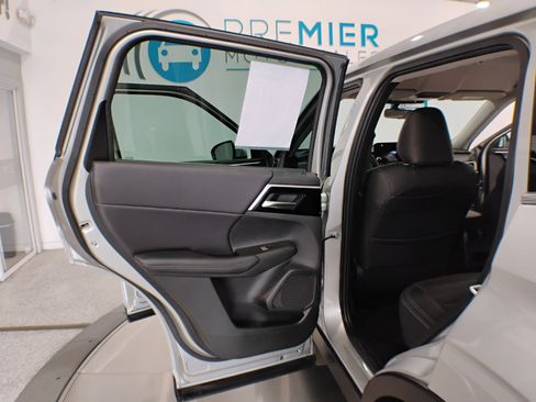 Used 2023 Mitsubishi Outlander SE image 96