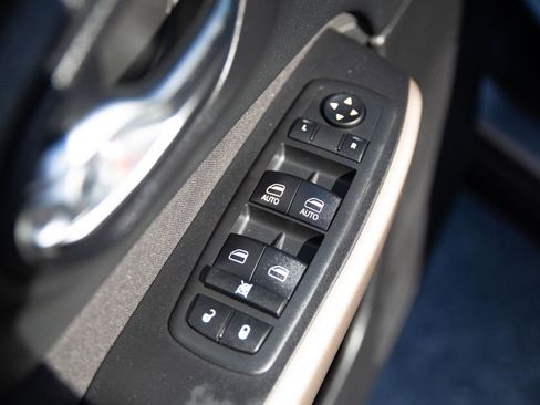 Used 2017 Jeep Cherokee Latitude w/ Cold Weather Group image 18