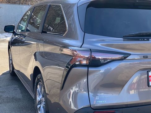 Used 2024 Toyota Sienna XLE image 36
