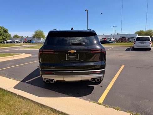 Used 2025 Chevrolet Traverse LT FWD image 7