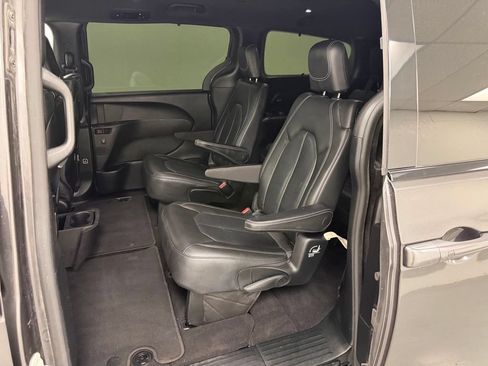 Used 2019 Chrysler Pacifica Touring-L Plus w/ S Appearance Package FWD image 17