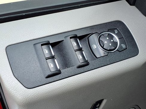 Used 2015 Ford F150 XLT image 11