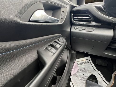 Used 2025 Buick Envista Sport Touring image 22