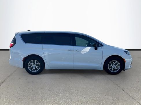 Used 2026 Chrysler Pacifica Select FWD image 8