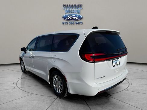 Used 2023 Chrysler Pacifica Touring-L image 7