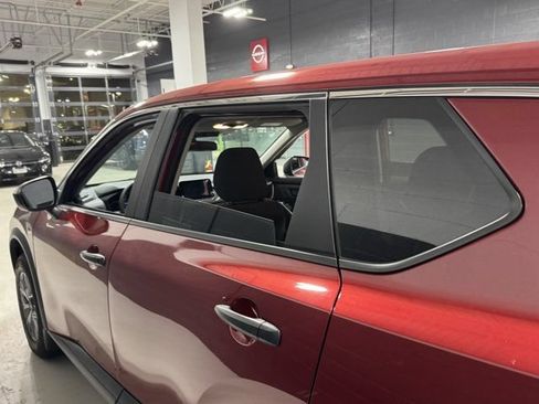 Used 2025 Nissan Rogue S AWD/4WD image 18