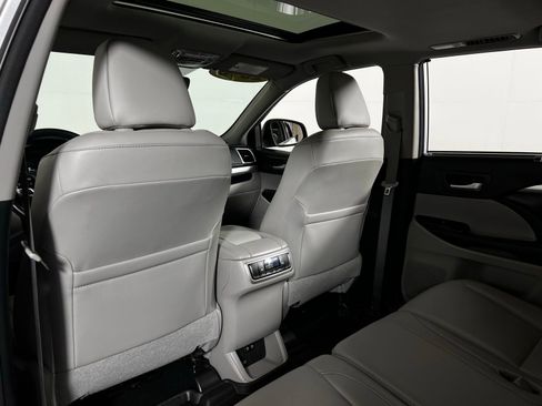 Used 2018 Toyota Highlander XLE image 24