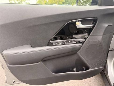 Used 2022 Kia Niro LXS FWD image 9