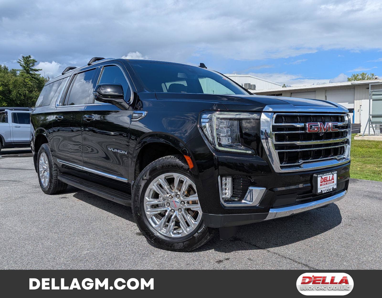 Used 2022 GMC Yukon XL SLT w/ SLT Premium Package AWD/4WD image 1