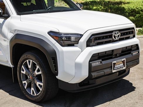 Used 2025 Toyota 4Runner SR5 AWD/4WD image 9
