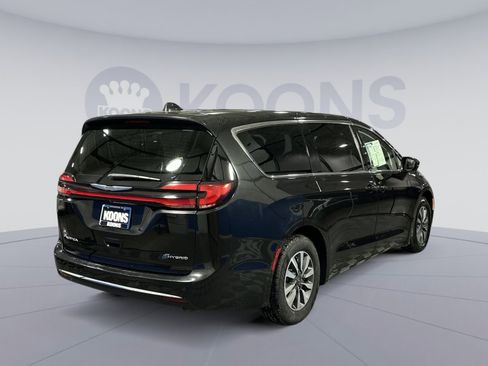 Used 2022 Chrysler Pacifica Touring-L w/ Uconnect Theater Family Group image 7