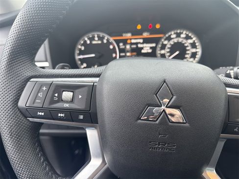 Used 2023 Mitsubishi Outlander SE image 24