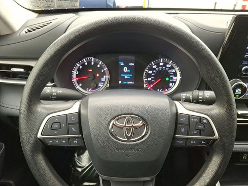 Certified 2022 Toyota Highlander L image 16