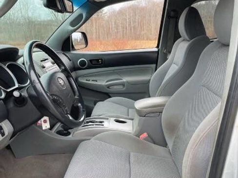 Used 2011 Toyota Tacoma 4x4 Access Cab V6 w/ TRD Off-Road Pkg image 8