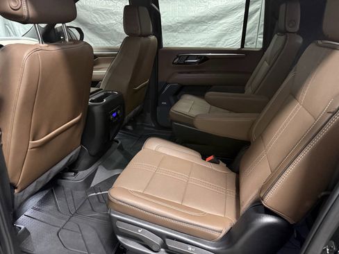 Used 2025 Chevrolet Suburban High Country image 16