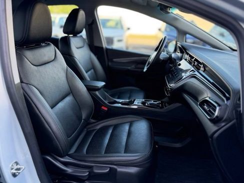 Used 2023 Chevrolet Bolt LT w/ Infotainment Package FWD image 24