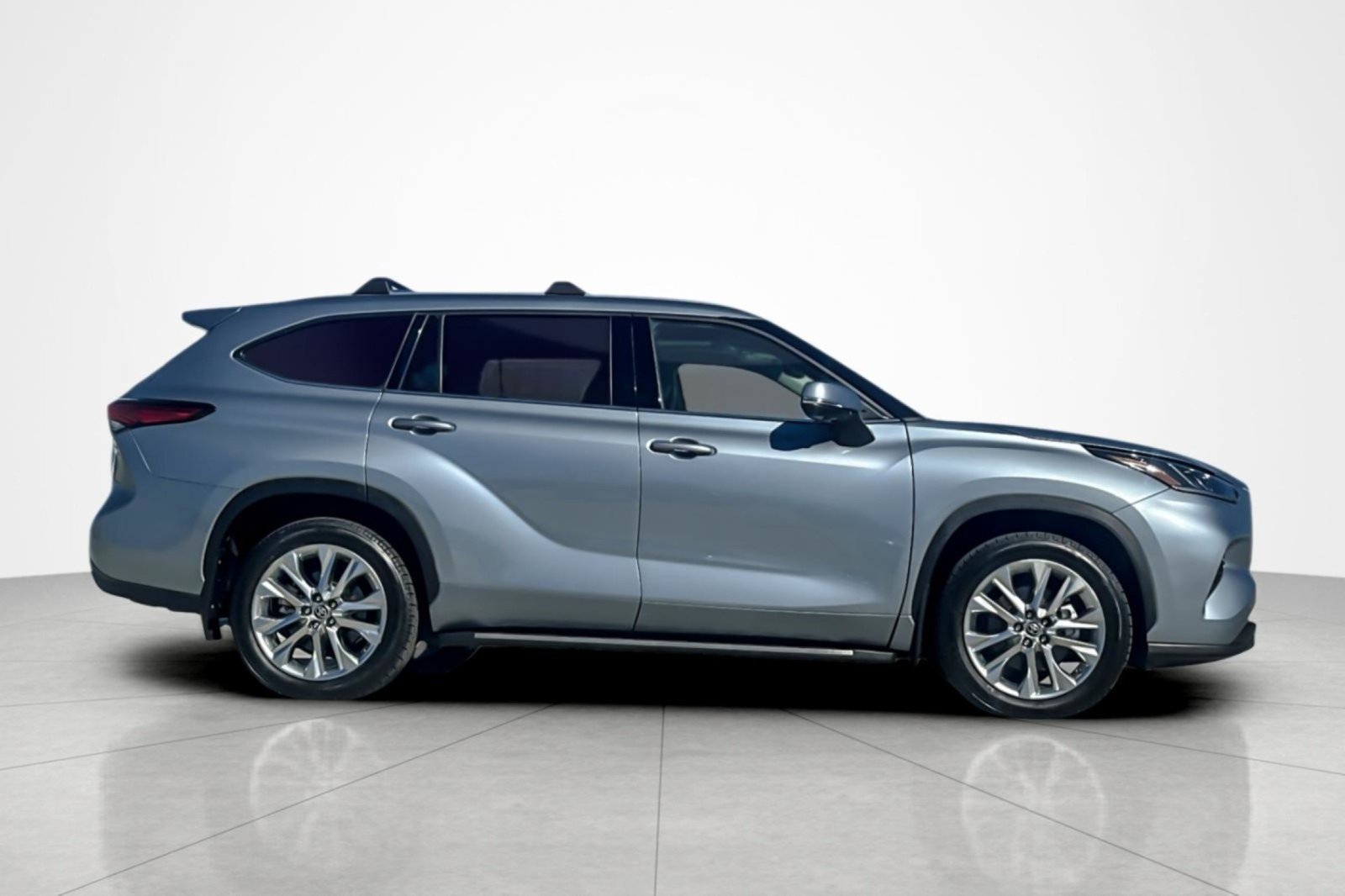 Used 2023 Toyota Highlander Limited FWD image 6