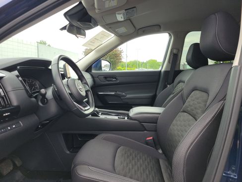 Used 2025 Nissan Pathfinder SV AWD/4WD image 15