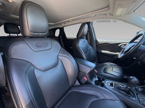 Used 2019 Jeep Cherokee Overland w/ Technology Group image 9