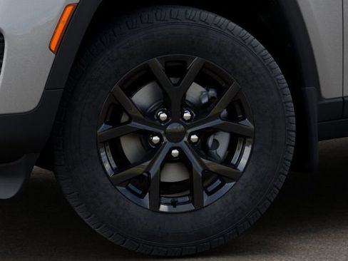 New 2025 Jeep Grand Cherokee Altitude image 8