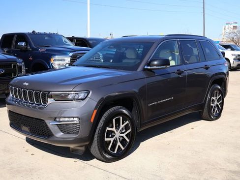 Used 2024 Jeep Grand Cherokee Limited image 3