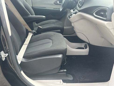 Used 2023 Chrysler Voyager LX image 14