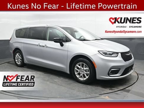 Used 2024 Chrysler Pacifica Touring-L FWD image 1