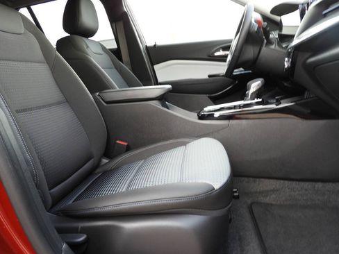 Used 2025 Chevrolet Trax LT w/ Driver Confidence Package FWD image 32
