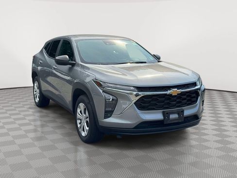 Used 2024 Chevrolet Trax LS w/ Driver Confidence Package FWD image 1