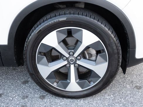 Used 2023 Volvo XC40 B5 Plus image 16