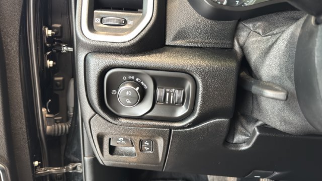 Used 2019 RAM 1500 Laramie AWD/4WD image 17