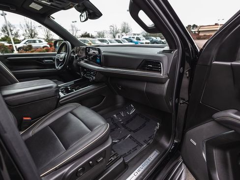 Used 2025 Chevrolet Suburban Premier image 30