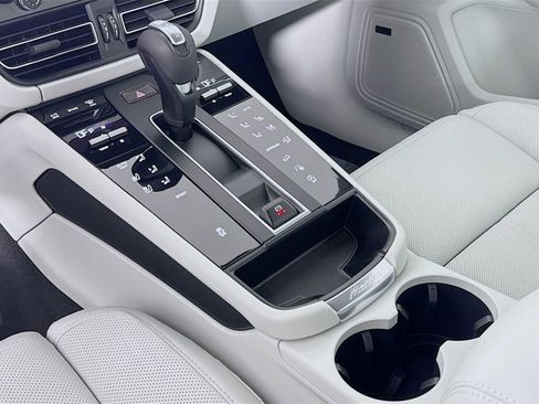 Certified 2026 Porsche Macan AWD/4WD image 21