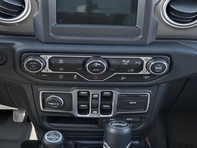 Used 2018 Jeep Wrangler Unlimited Sahara AWD/4WD image 10