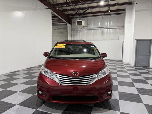 Used 2017 Toyota Sienna XLE Premium image 3