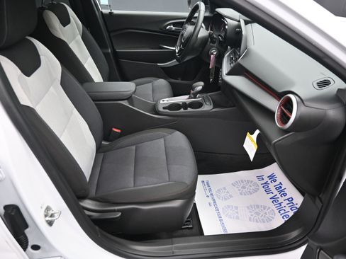 Used 2025 Chevrolet Trax RS w/ Sunroof Package FWD image 30