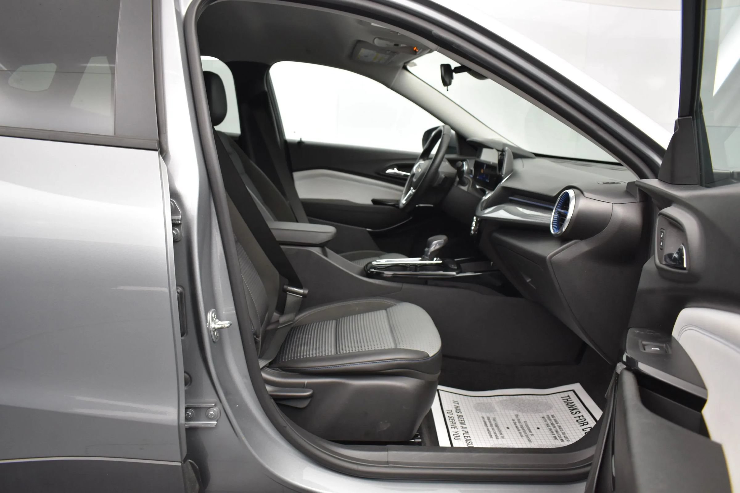 Used 2025 Chevrolet Trax LT w/ LT Convenience Package FWD image 17