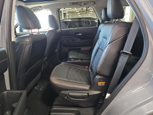 Used 2024 Nissan Pathfinder Platinum AWD/4WD image 4