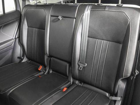 Used 2023 Volkswagen Tiguan SE image 36